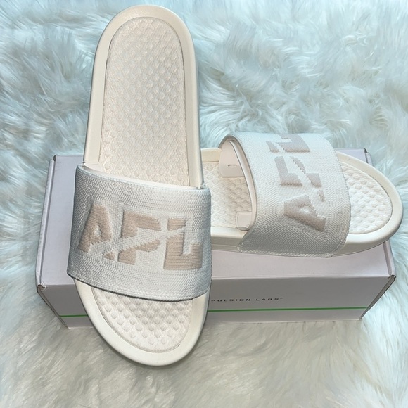 🆕 APL Men’s Big Logo Techloom Slide in Ivory/Beach Size 10 UNISEX - Picture 1 of 10